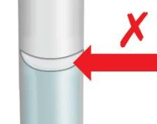 Siringa trasparente con liquido interno e freccia rossa che indica direzione sbagliata di iniezione con croce rossa