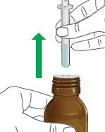 Mano che tiene una fiala marrone e una siringa con ago, freccia verde indica direzione di inserimento