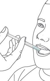 Persona che tiene una siringa e introduce l