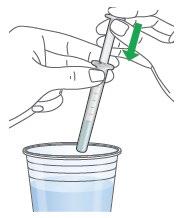 Mano che tiene una siringa con ago inserito in un contenitore di plastica trasparente e freccia verde indicante la direzione