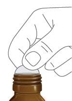 Mano che tiene e preme il tappo bianco sopra un flacone di vetro marrone con filettatura