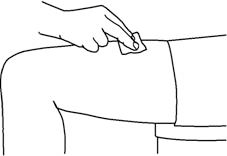 Braccio umano con tampone di cotone applicato sulla pelle per la disinfezione prima di un