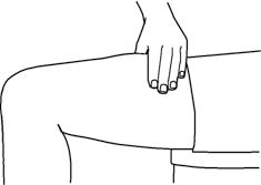 Mano che stringe il braccio piegato, con le dita posizionate sopra il muscolo deltoide per indicare il sito di iniezione