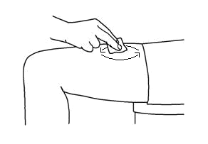Mano che pizzica la pelle del braccio, con frecce curve che indicano il punto di iniezione sottocutanea e la piega cutanea
