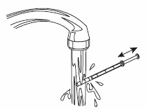 Siringa che inietta farmaco nel tessuto sottocutaneo con ago inserito obliquamente e frecce che indicano il movimento