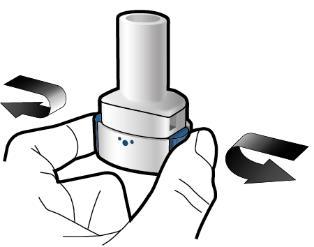 Mano che tiene un dispositivo inalatorio bianco con due frecce nere che indicano la rotazione della base blu