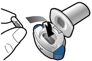 Dispositivo autoiniettante con cappuccio protettivo aperto e ago visibile pronto per l