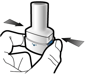 Mano che stringe un dispositivo medico cilindrico bianco con pulsante blu e frecce direzionali laterali