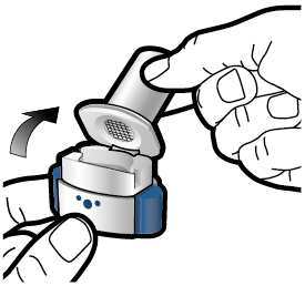 Mano che tiene e apre un dispositivo inalatorio bianco e blu con un meccanismo a molla e freccia direzionale