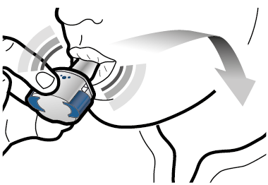 Mano che applica un cerotto adesivo blu su una zona della pelle con movimento rotatorio indicato da una freccia