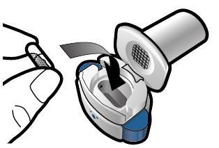 Dispositivo autoiniettante con cappuccio protettivo aperto e ago esposto pronto per l