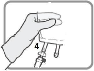 Mano che tiene un dispositivo di iniezione con ago, collegato a un corpo cilindrico trasparente con numeri e componenti bianchi
