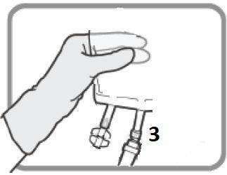 Mano che afferra un dispositivo medico con due tubi e un connettore, numero 3 in basso a destra