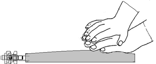 Mano che afferra una penna per insulina con ago visibile sopra una superficie grigia piatta