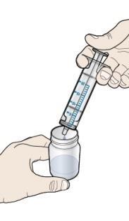 Mano che estrae farmaco liquido da un flaconcino trasparente usando una siringa graduata