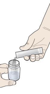 Mano che tiene una siringa riempita da un flaconcino con polvere e un secondo flaconcino vuoto sottostante