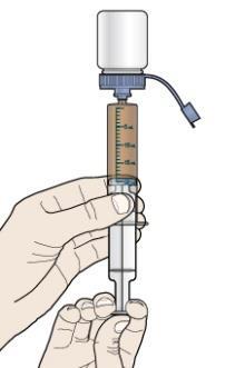 Mano che tiene una siringa pre-riempita con liquido marrone chiaro, graduata con numeri e unità di misura