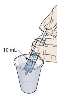 Siringa graduata da 10 mL che eroga liquido in un bicchiere trasparente tenuto da una mano