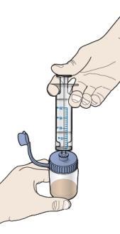 Mano che tiene una siringa graduata collegata ad un flacone di farmaco liquido tramite un adattatore blu