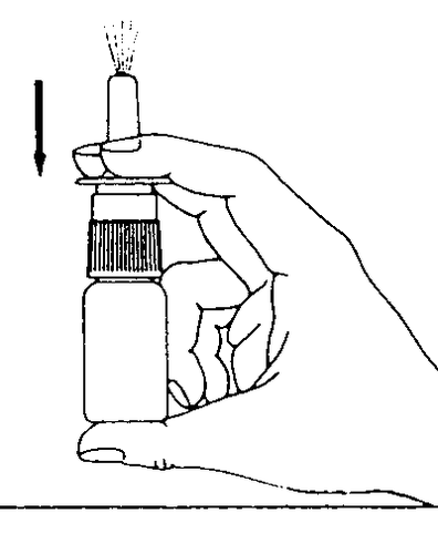 Mano che tiene uno spray nasale con l