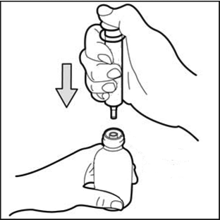 Mano che tiene una penna iniettabile con ago esposto sopra un flacone di medicinale e freccia direzionale verso il basso
