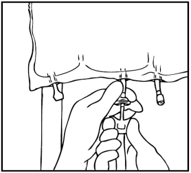 Mano che afferra una siringa pronta per l