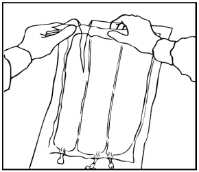 Mani che piegano un tampone sterile confezionato in una busta trasparente per l