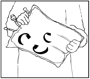 Mano che applica un cerotto adesivo su una ferita con frecce curve che indicano la direzione di applicazione