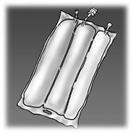 Tre sacche di infusione verticali collegate tra loro con tubicini trasparenti su sfondo grigio scuro