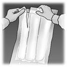 Mani con guanti che aprono una busta sigillata contenente tre fiale di medicinale bianco