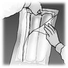 Mano con guanto che stringe una bustina di farmaco bianco e trasparente con pieghe verticali