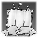 Mani guantate che stringono un tampone di cotone con due aghi inseriti verticalmente nel tampone stesso