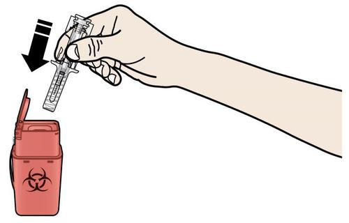 Mano che tiene una siringa pronta per l