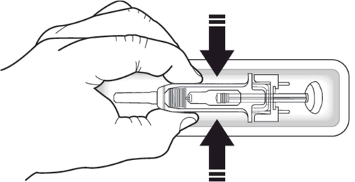 Mano che preme su un dispositivo medico a forma di penna con due frecce nere dirette verso il centro
