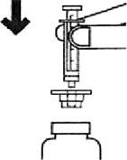 Siringa con ago collegato sopra un flacone medicinale e un adattatore, freccia nera indica la direzione