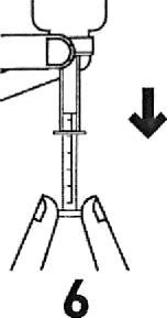Siringa con farmaco trasparente tenuta da due mani guantate freccia nera indica direzione verso il basso numero 6 in basso