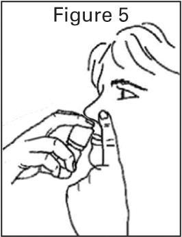 Mano che tiene un erogatore nasale con l