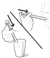 Due mani che tengono siringhe con aghi, una inserita in un bicchiere e l