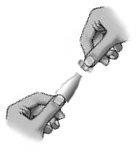 Due mani che tengono una siringa preriempita e un adattatore di trasferimento con l