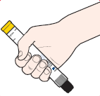 Mano che tiene una penna iniettabile bianca e gialla con indicazioni di dosaggio e pulsante nero