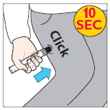 Mano che preme un dispositivo autoiniettante sulla coscia con freccia blu e indicazione “Click” e “10 SEC” in giallo