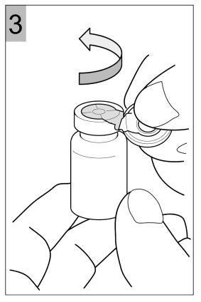 Mano che rimuove il sigillo protettivo da un flaconcino di medicinale con ago e siringa parzialmente visibili