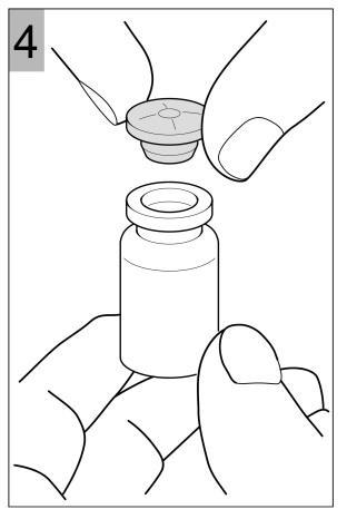 Mani che tengono un flaconcino medicinale e un tappo protettivo grigio appena rimosso dal flaconcino stesso