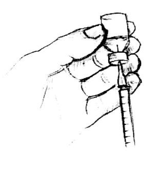 Mano che tiene una siringa piena di liquido trasparente con l