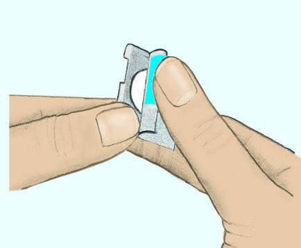 Mano che afferra un dispositivo grigio e bianco con una parte blu, preparazione all