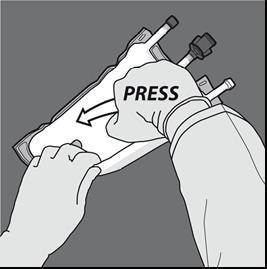 Mano che preme su un dispositivo medico bianco con la scritta PRESS e freccia indicante la direzione della pressione