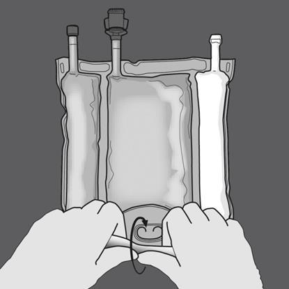 Sacche intravenose collegate con due tubi flessibili tenute da due mani che stringono un connettore curvo