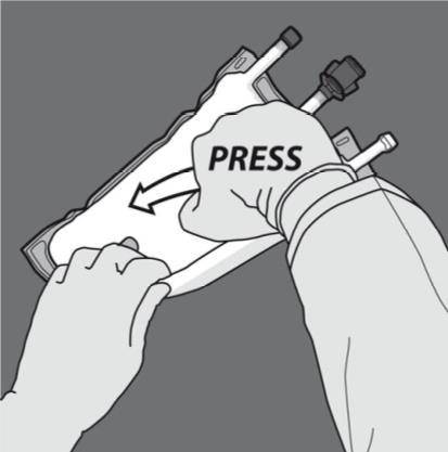 Mano con guanto che preme su un dispositivo medico bianco con freccia e scritta PRESS su sfondo grigio