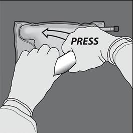 Mano guantata che preme su un dispositivo medico bianco con freccia indicante la pressione da esercitare