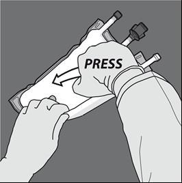 Mano che preme su un dispositivo medico con la scritta PRESS e freccia indicante la direzione della pressione